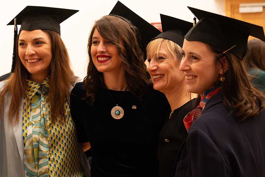 Donne laureate con tocco celebrano il proprio percorso di crescita professionale nei programmi MBA e Master CUOA.