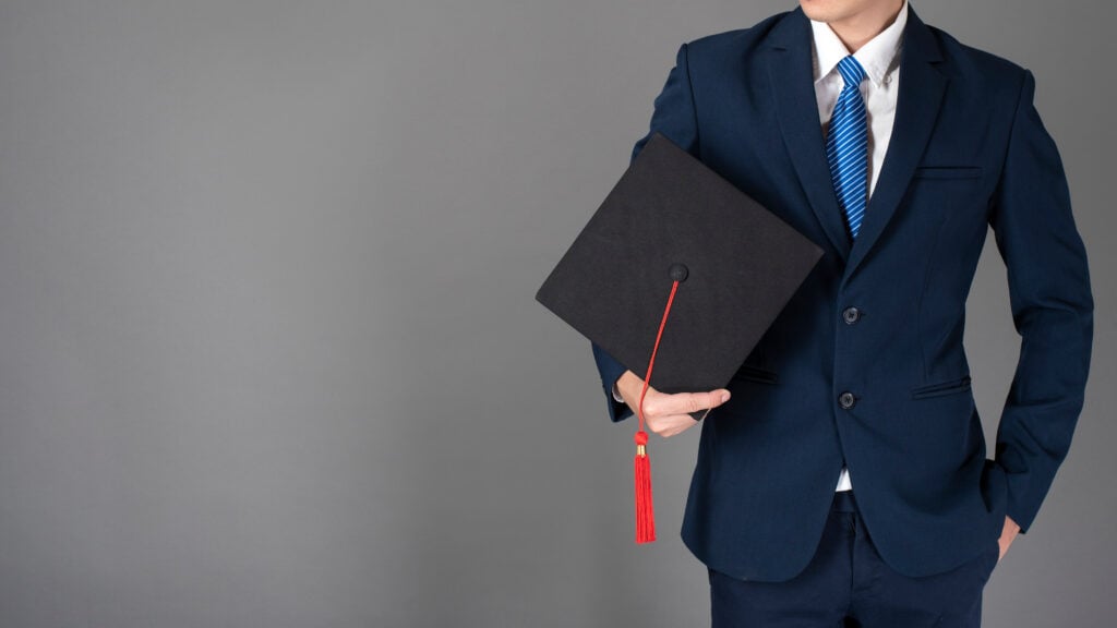 MBA – professionista con tocco accademico che rappresenta un percorso di formazione manageriale e crescita professionale.