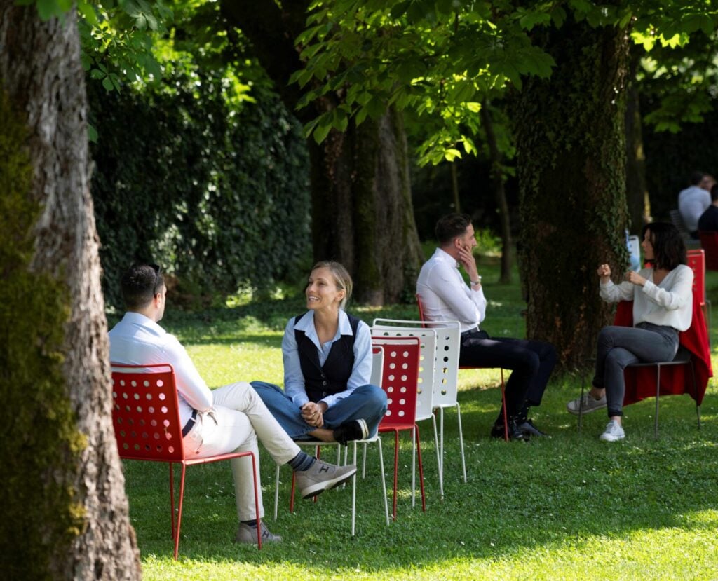 Professionisti impegnati in attività di dialogo e confronto durante un incontro dedicato alla negoziazione e alle relazioni organizzative.